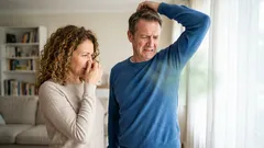 Ny kroppslukt trots att du duschar: vanliga orsaker efter 45–50