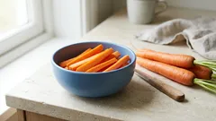 Lifehack: Hur man snabbt skalar en morot med en kniv