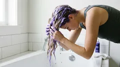 Tona blont hår hemma eller i salong? Så får du bort gulhet med lila pigment